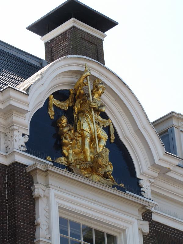 sint michael_stadhuis_harlingen.jpg - Een mooi beeld van Sint Michael op het stadhuis van Harlingen.
